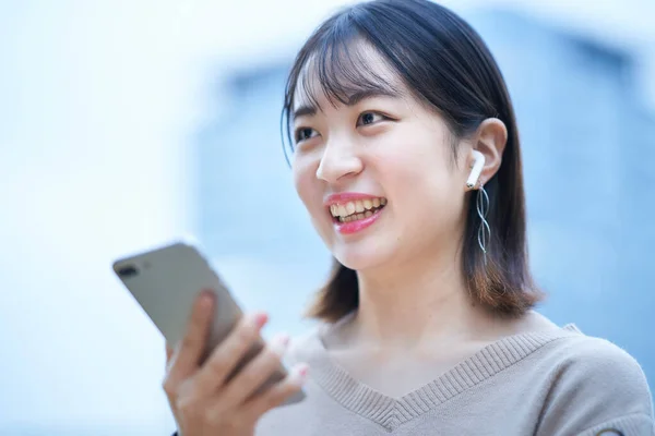 Mujer Joven Mirando Teléfono Inteligente Aire Libre — Foto de Stock