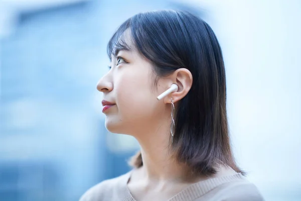 Junge Frau Mit Weißen Kopfhörern Freien — Stockfoto