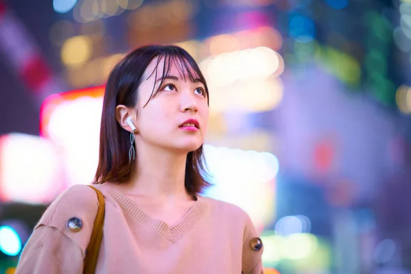 Asiatique Jeune Femme Debout Dans Centre Ville Nuit — Photo