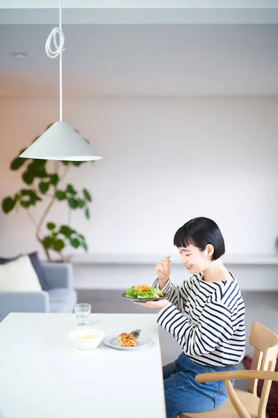 Junge Frau Beim Essen Hause — Stockfoto