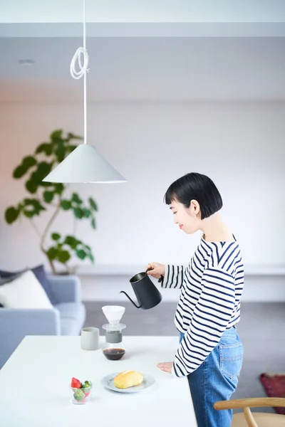 Junge Frau Brüht Kaffee Ihrem Zimmer — Stockfoto