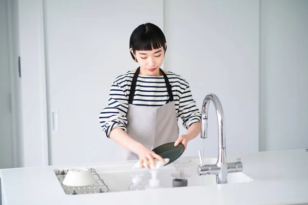 Young Woman Washing Dishes Kitchen — Stock Photo, Image