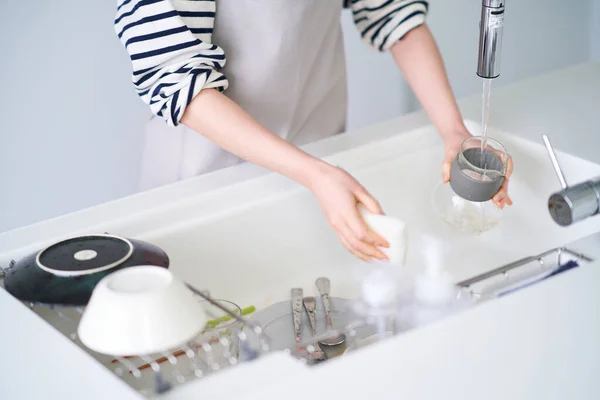 Mujer Joven Lavando Platos Cocina — Foto de Stock