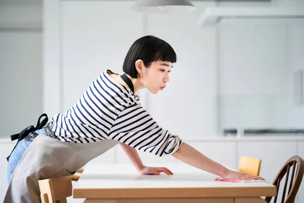 Young Woman Wiping Dining Table — Stock Photo, Image