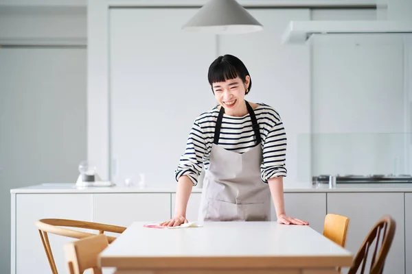 Young Woman Wiping Dining Table — Stock Photo, Image