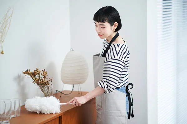 Asian Young Woman Cleaning Room — Stock Photo, Image