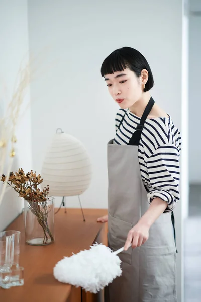Asian Young Woman Cleaning Room — Stock Photo, Image