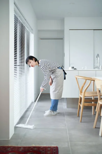 Asiática Joven Mujer Limpieza Suelo Habitación —  Fotos de Stock