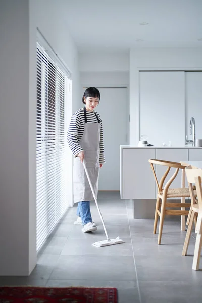 Asiática Joven Mujer Limpieza Suelo Habitación — Foto de Stock