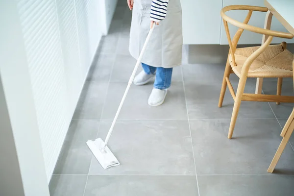 Ασιάτισσα Νεαρή Γυναίκα Καθαρίζει Πάτωμα Στο Δωμάτιο — Φωτογραφία Αρχείου