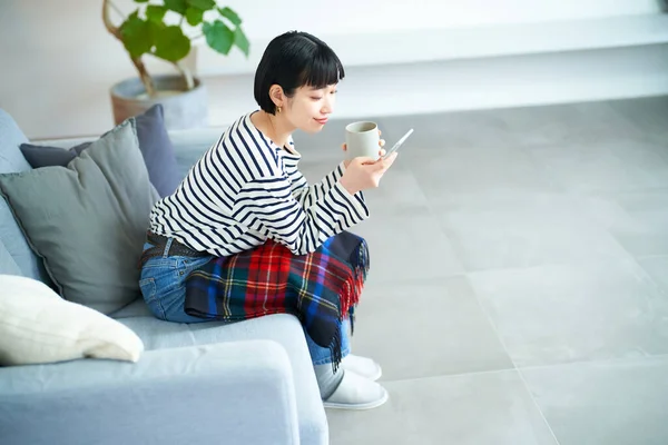 Jovem Mulher Operando Smartphone Sala — Fotografia de Stock