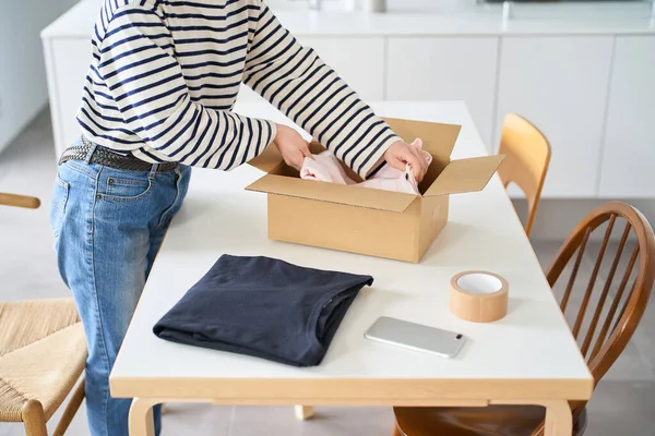 Mujer Joven Empacando Ropa Cartón Habitación — Foto de Stock