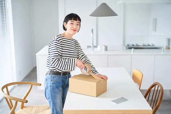 Young Woman Packing Cardboard Box Room — Stock Photo, Image