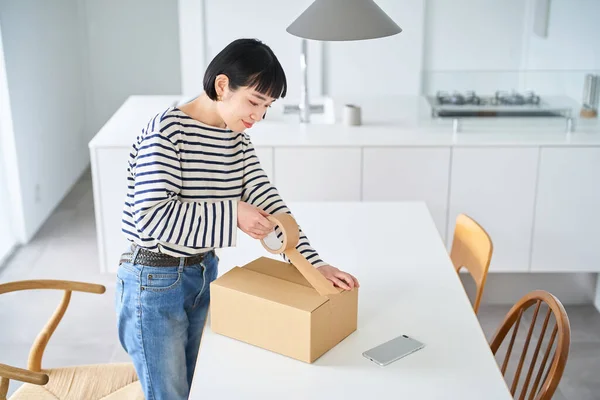Young Woman Packing Cardboard Box Room — Stock Photo, Image
