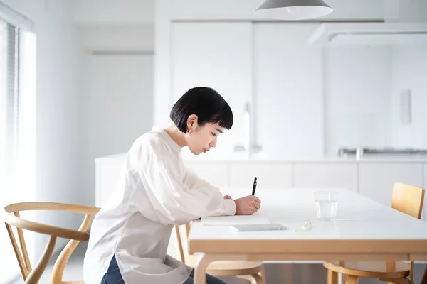 Mujer Joven Escribiendo Cuaderno Habitación — Foto de Stock