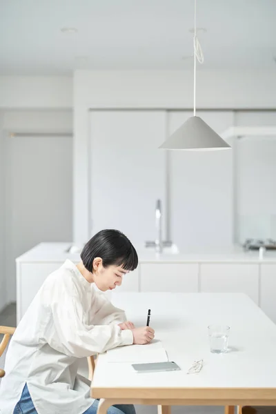 Jovem Mulher Escrevendo Caderno Quarto — Fotografia de Stock