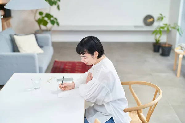 Jovem Mulher Escrevendo Caderno Quarto — Fotografia de Stock