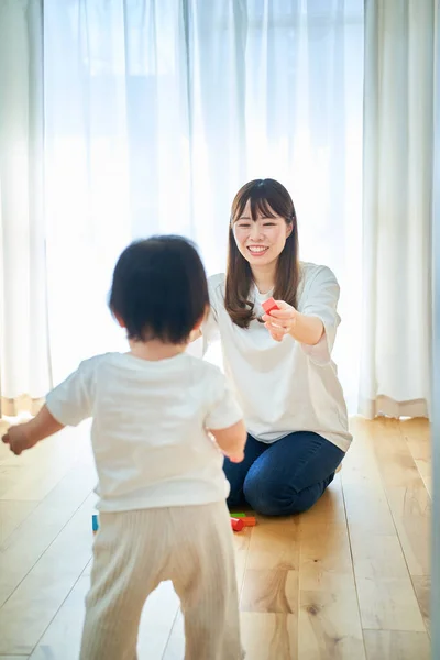 Mutter Und Kind Spielen Mit Bauklötzen Zimmer — Stockfoto