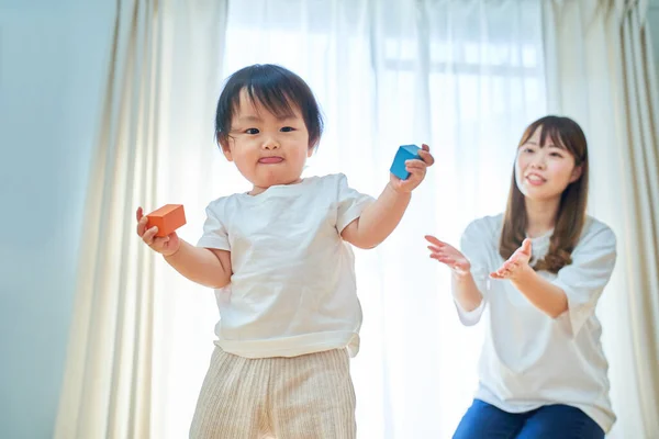 Mutter Und Kind Spielen Mit Bauklötzen Zimmer — Stockfoto