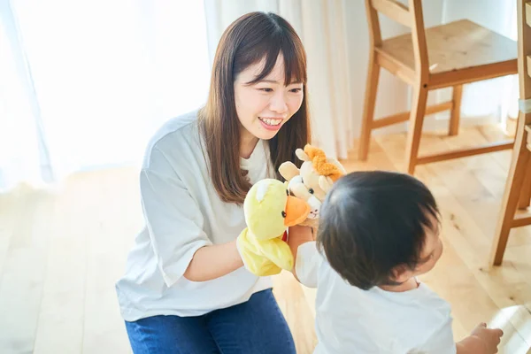 Mutter Und Kind Spielen Mit Puppen — Stockfoto