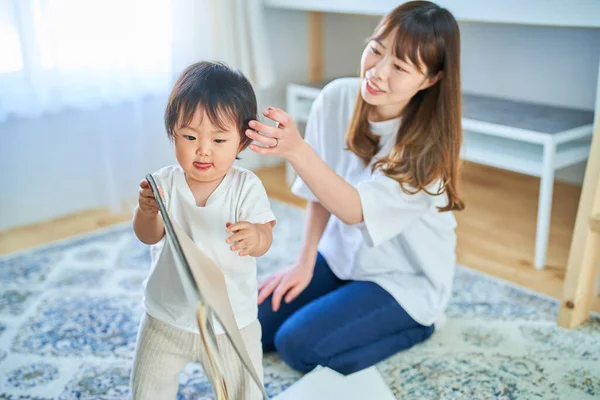 Junge Mutter Und Kind Spielen Mit Zeichnung — Stockfoto