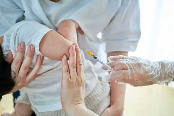 乳児は泣いて予防接種を受ける — ストック写真