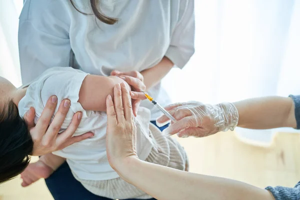 Spädbarn Som Gråter Och Får Vaccinationer — Stockfoto