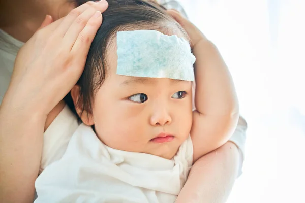 Ein Säugling Mit Fieber Und Eine Mutter Die Sich Ihn — Stockfoto