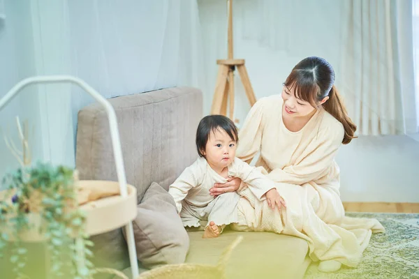 Junge Mutter Und Kleines Kind Spielen Zimmer — Stockfoto