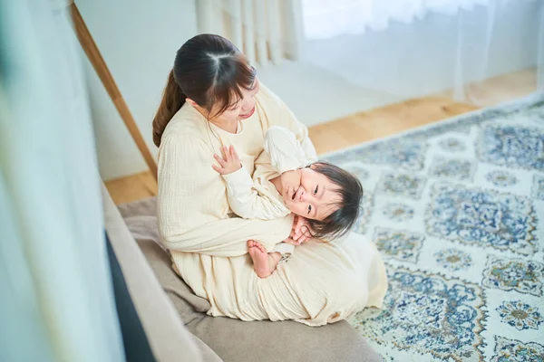 Junge Mutter Hält Weinenden Säugling Hause — Stockfoto