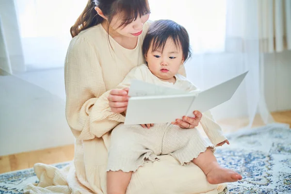 Young Mother Little Child Reading Picture Book — Stock Photo, Image