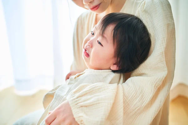 Joven Madre Sosteniendo Bebé Llorando Casa —  Fotos de Stock