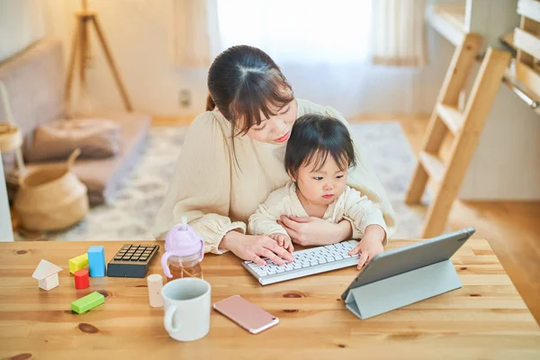Young Mother Holding Baby Operating Computer — Stock Photo, Image
