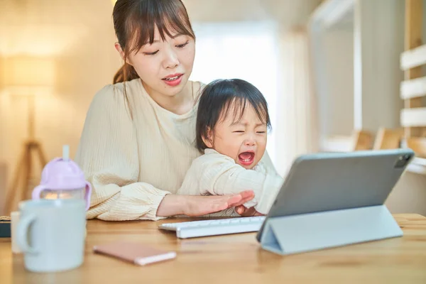 Woman Infant Who Operate Tablet Tired Expression Home — Stock Photo, Image