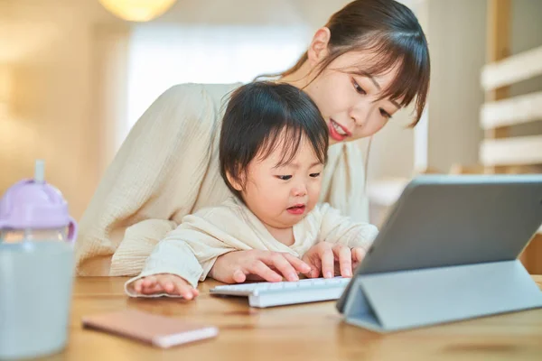 Woman Infant Who Operate Tablet Tired Expression Home — Stock Photo, Image