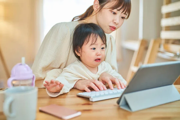 Woman Who Operates Tablet Crying Infant Home — Stock Photo, Image