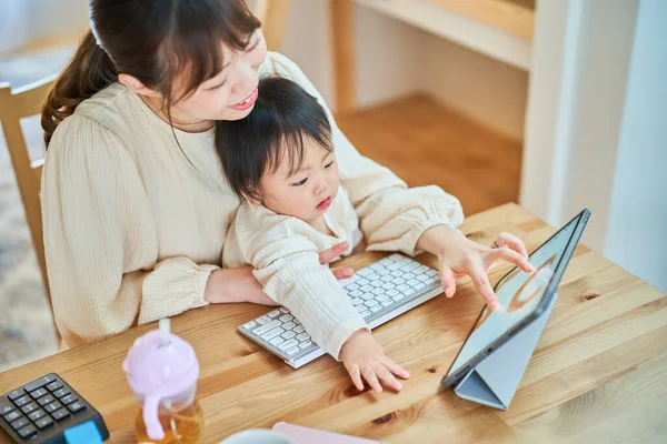Mother Little Boy Playing Tablet — Stock Photo, Image