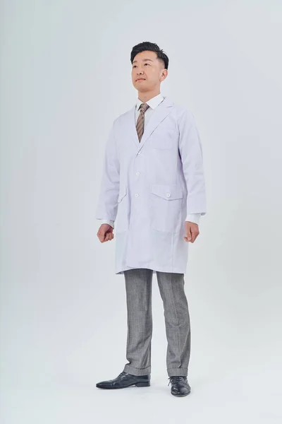 Mann Weißem Mantel Drinnen Und Weißem Hintergrund — Stockfoto