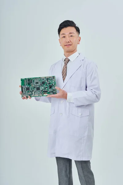 Ein Mann Weißen Mantel Mit Elektronischem Schaltkreis Und Weißem Hintergrund — Stockfoto