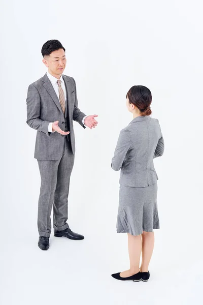 Άνδρας Και Γυναίκα Κοστούμια Που Κοιτάζονται Μεταξύ Τους Και Λευκό — Φωτογραφία Αρχείου