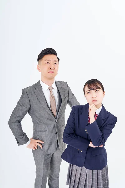 Ein Mann Und Ein Mädchen Einem Anzug Mit Unbehaglichem Gesichtsausdruck — Stockfoto