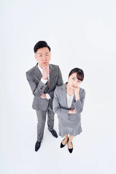 スーツを着た男と女が白い背景で質問をする — ストック写真