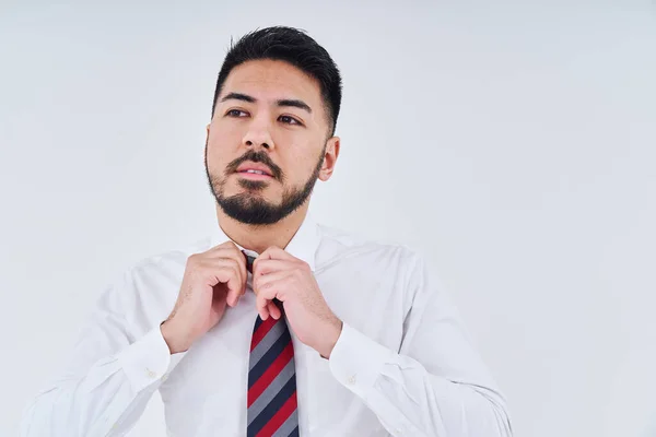 ネクタイと白の背景を調整するビジネスマン — ストック写真