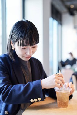  Kafede dinlenen genç bir kadın.