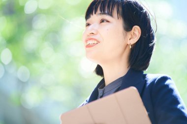 Genç iş kadınları dışarıda sohbet ediyorlar.