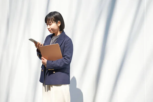 Una Mujer Mirando Teléfono Inteligente Aire Libre — Foto de Stock