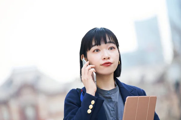 Dışarıda Akıllı Telefondan Konuşan Bir Kadın — Stok fotoğraf