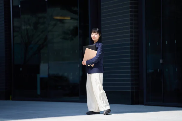 Eine Junge Frau Lässigem Bürostil Steht Einer Straßenecke — Stockfoto