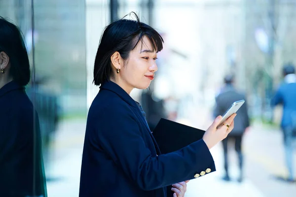 Een Vrouw Zoek Naar Smartphone Buiten — Stockfoto