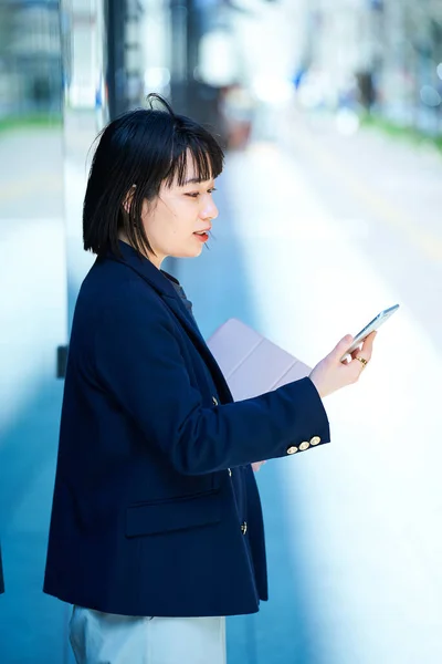 Una Mujer Mirando Teléfono Inteligente Aire Libre —  Fotos de Stock